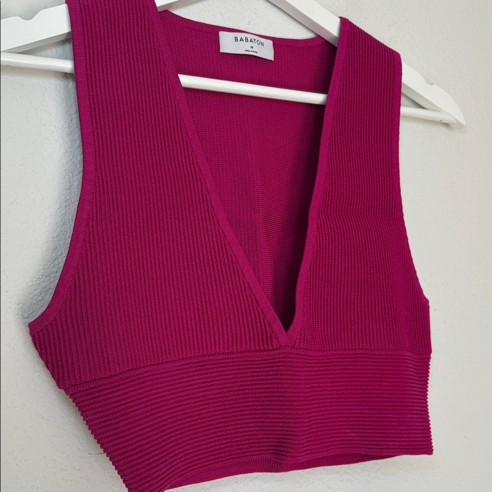 NEW Aritzia Babaton Fuchsia Pink Sculp Ribbed V-Neck Crop Tank Top medium - Picture 3 of 4